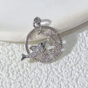 Silberner Delfin und Seestern Anhänger mit funkelndem Zirkonia, Meeres Schmuck Detail.