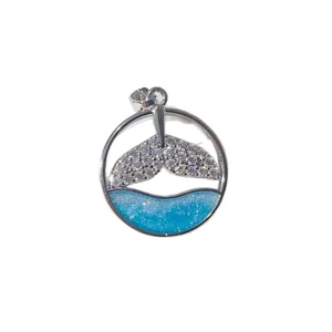 Exquisites Walfischschwanz-Anhänger mit blauem Glitzer-Wellen-Design, maritimes Schmuck-Accessoire
