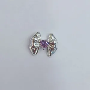 Silberfarbener Schleifen-DIY-Anhänger mit lila Herz-Kristall für handgemachte Armbänder und Accessoires.