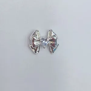 Detaillierte Nahaufnahme silberner Schmetterling Metall Anhänger mit Herz Strass für Basteln.