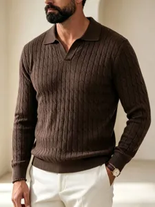 Andriko kafetí plektó poulón polo me pleksídes, makrymániko retro top gia epangelmatikí casual styl.