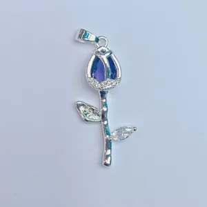 Silberner Tulpen-Anhänger im Detail, Zirkonia-besetzte Blume und Blätter für Echtschmuck.
