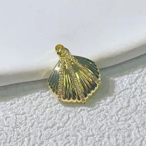 Vergoldeter Muschel-Anhänger mit funkelnden Zirkonia-Details, ideal für DIY-Schmuck.