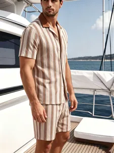 Casual ανδρικό σετ με ριγέ κοντομάνικο πουκάμισο και σορτς για τις καλοκαιρινές διακοπές.