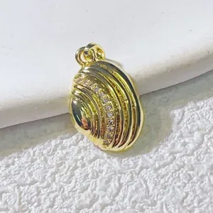 Detailansicht des Muschel Anhängers aus Messing mit Goldbeschichtung und Zirkonia.