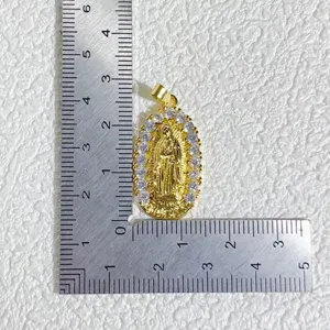 Pendente Madonna in zircone micro-incastonato placcato oro accessorio per gioielli.