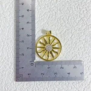 Vergulde koperen zonne-hanger met sprankelende kubieke zirkonia, prachtig sieraad.