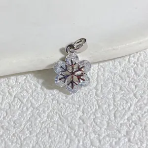 Detailaufnahme eines kupfergalvanisierten sechsblättrigen Schneeflocken-Glasanhängers DIY.