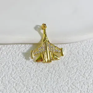 Detalle del colgante de avión en 3D dorado con circonitas cúbicas brillantes de alta calidad.