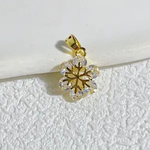Goldfarbene Schneeflocken Anhänger Detailaufnahme, glitzernde Kristalle für Schmuck DIY Basteln.