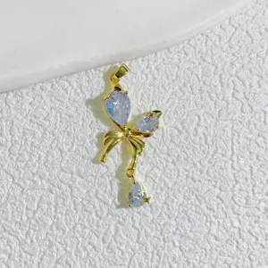 Gros plan détaillé du pendentif papillon doré étincelant avec des pierres de zircone.