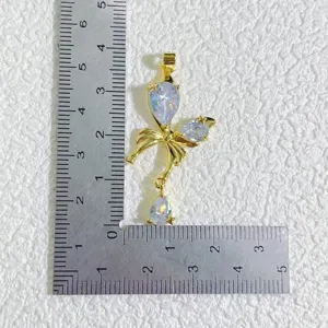 Pendentif papillon doré avec zircone cubique étincelante, accessoire de bijoux DIY délicat.