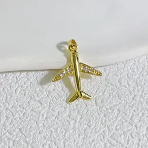 Colgante avion dorado vista detalle, circonitas brillantes, ideal para creacion de joyas DIY collares.
