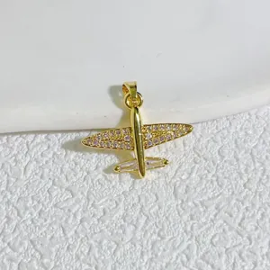 Vista detallada del colgante de avión en oro 18K con circonitas brillantes, accesorio DIY.