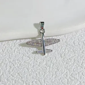 Colgante de avión plateado, circonitas cúbicas micro engastadas, accesorio de joyería.