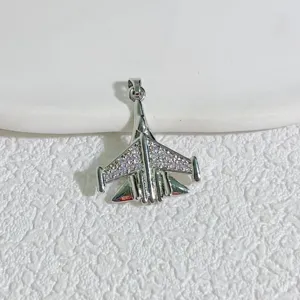 Detalle de un colgante de avión 3D pavimentado con circonitas brillantes para joyería DIY.