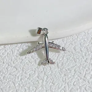 Colgante de avión plateado con circonitas cúbicas, ideal para la creación de joyas DIY.