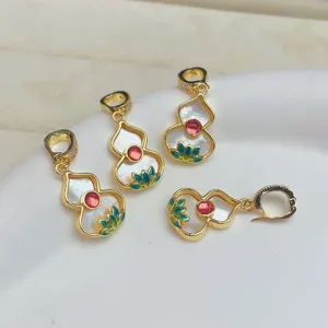 Pendentif gourde plaque or avec nacre veritable et details emaille pour collier bijou.