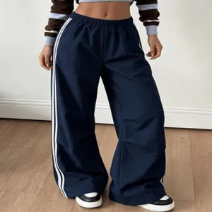 Vista dettagliata dei pantaloni casual da donna blu scuro con doppie strisce laterali.