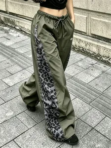 Vista dettagliata pantaloni donna Y2K verde militare con banda laterale leopardata grigia.