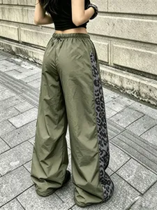 Pantaloni larghi Y2K alla moda con bande laterali stampate leopardo grigio e vita alta comoda.