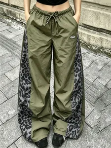 Pantaloni larghi casual da donna Y2K in tessuto verde oliva con inserti leopardati grigi.
