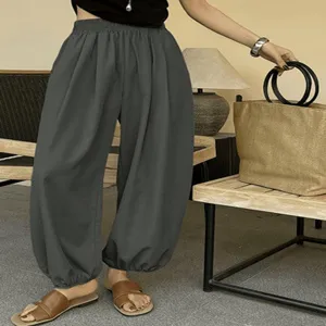 Vista dettagliata dei pantaloni harem casual da donna in grigio scuro con vita elastica.