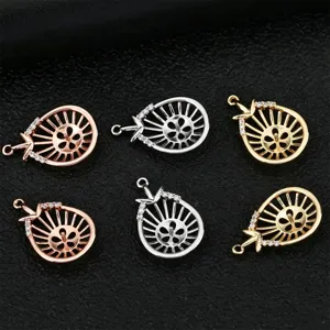 Close-up van holle waterdruppel hanger basis DIY sieraden accessoires met zirkoon steentjes.
