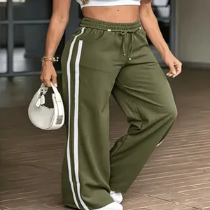 Comodi pantaloni tuta larghi da donna con bande laterali e vita elastica con coulisse.