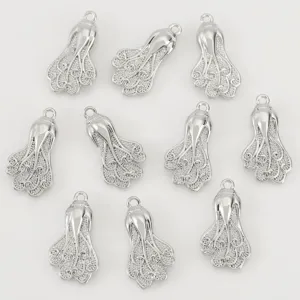 Silberne Kohl Anhänger DIY Schmuck Zubehör Detailaufnahme mit feiner Textur für Halskette.
