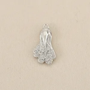 Nahaufnahme Detail des silbernen Kohl Anhängers mit Zirkonia Steinen, DIY Schmuck.