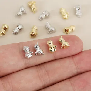 Gros plan détaillé de charms mignons de bouledogue français 3D en métal pour bijoux DIY.