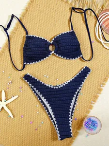 Completo bikini arricciato blu scuro con bordo a conchiglia e halter per la moda da spiaggia.