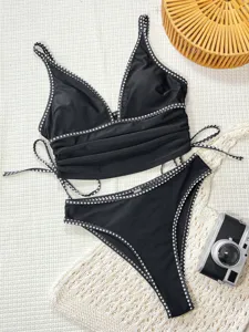 Vue détaillée du maillot de bain bikini noir deux pièces pour femme avec bordure à pois blancs.