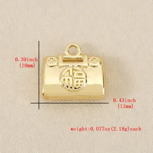 Gros plan macro de détail du petit pendentif cadenas de longévité doré avec motif Fu.