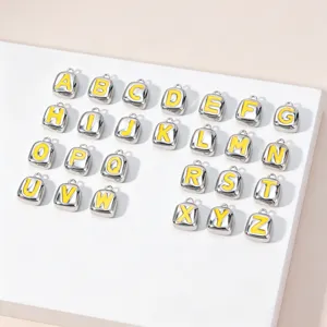 Silberne quadratische Buchstaben-Anhänger mit gelbem Emailleschmuck, A-Z Alphabet für DIY Schmuck.