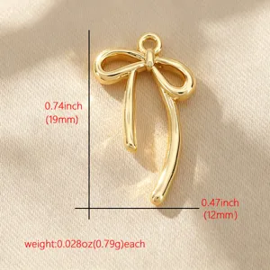 Close-up detailweergave van de asymmetrische strik hanger verguld met 18k goud, glanzend en mooi.