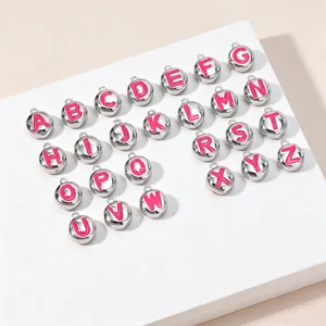 Silberne runde Metall-Buchstaben-Anhänger mit pinken Emaille-Buchstaben für DIY-Schmuck.
