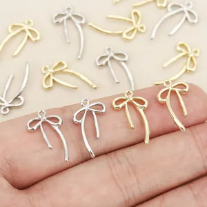 Asymmetrische strik hanger detail glanzend goud en zilver DIY sieraden accessoires.