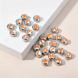 Silberne Metall Emaille Buchstaben Anhänger, orange Alphabet Charms für DIY Schmuck.