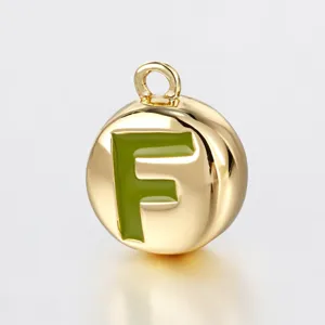 Goldfarbener runder Metallanhänger mit grünem Emaille-Buchstaben F für DIY-Halsketten.