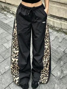 Γυναικείο φαρδύ παντελόνι streetwear με λεοπάρ πλαϊνά πάνελα και ρυθμιζόμενη μέση κορδονιού.