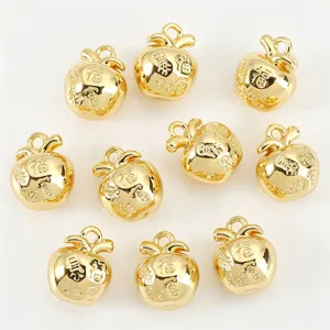 Detailaufnahme goldener Apfel-Anhänger mit geprägten chinesischen Schriftzeichen für DIY Schmuck.