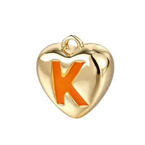 Ciondolo cuore rame placcato oro con lettera K smalto per creazione gioielli DIY vista principale