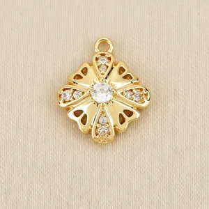 Détail du pendentif plaqué or, design de fleur creuse à quatre pétales avec zirconiums.