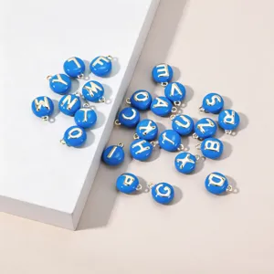 Blauw-gouden letterhangers DIY detailweergave, geëmailleerde alfabet bedels voor sieraden.
