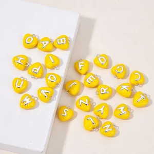 Glanzende hart alfabet bedels, dubbelzijdig in reliëf letter hanger voor DIY sieraden.