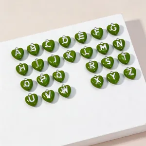 Groene hartvormige letterbedels hanger met zilveren alfabet voor DIY sieraden maken.