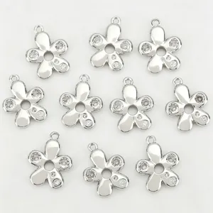 Silberne Blumen-Anhänger mit funkelnden Zirkoniasteinen, ideal für DIY Schmuckherstellung.
