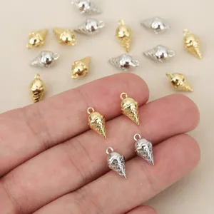Detailansicht von Eiscreme Anhängern in Gold und Silber, ideal für DIY-Schmuckherstellung.